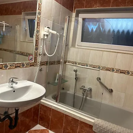 1 Dz, Mit 2 Einzelbetten, Gemeinsamer Bad, Kueche, Garten, Terrasse *